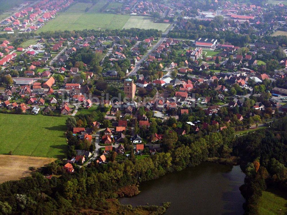 Marienhafe aus der Vogelperspektive: Die St. Marienkirche in Marienhafe