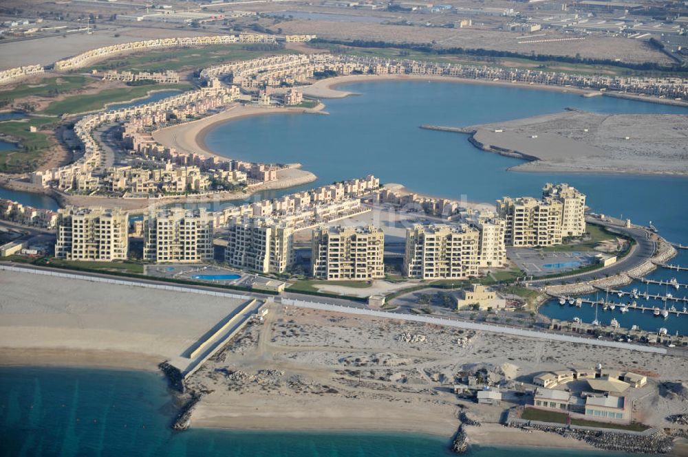 Luftaufnahme Ras Al Khaimah - Die Marina Apartments und der Al Hamra Marina Yacht Club in Ras Al Khaimah