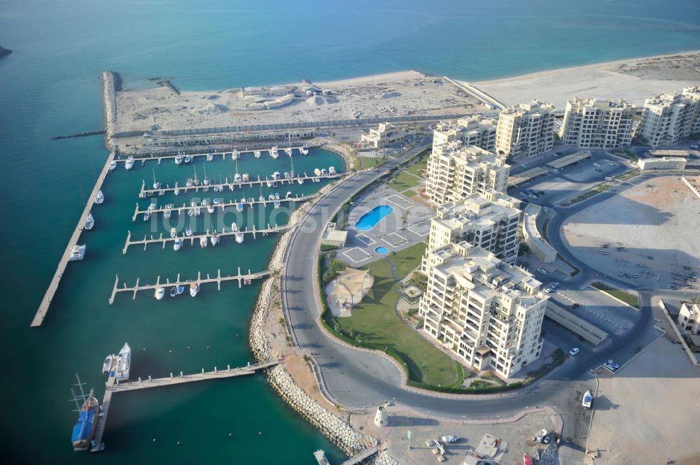 Ras Al Khaimah aus der Vogelperspektive: Die Marina Apartments und der Al Hamra Marina Yacht Club in Ras Al Khaimah