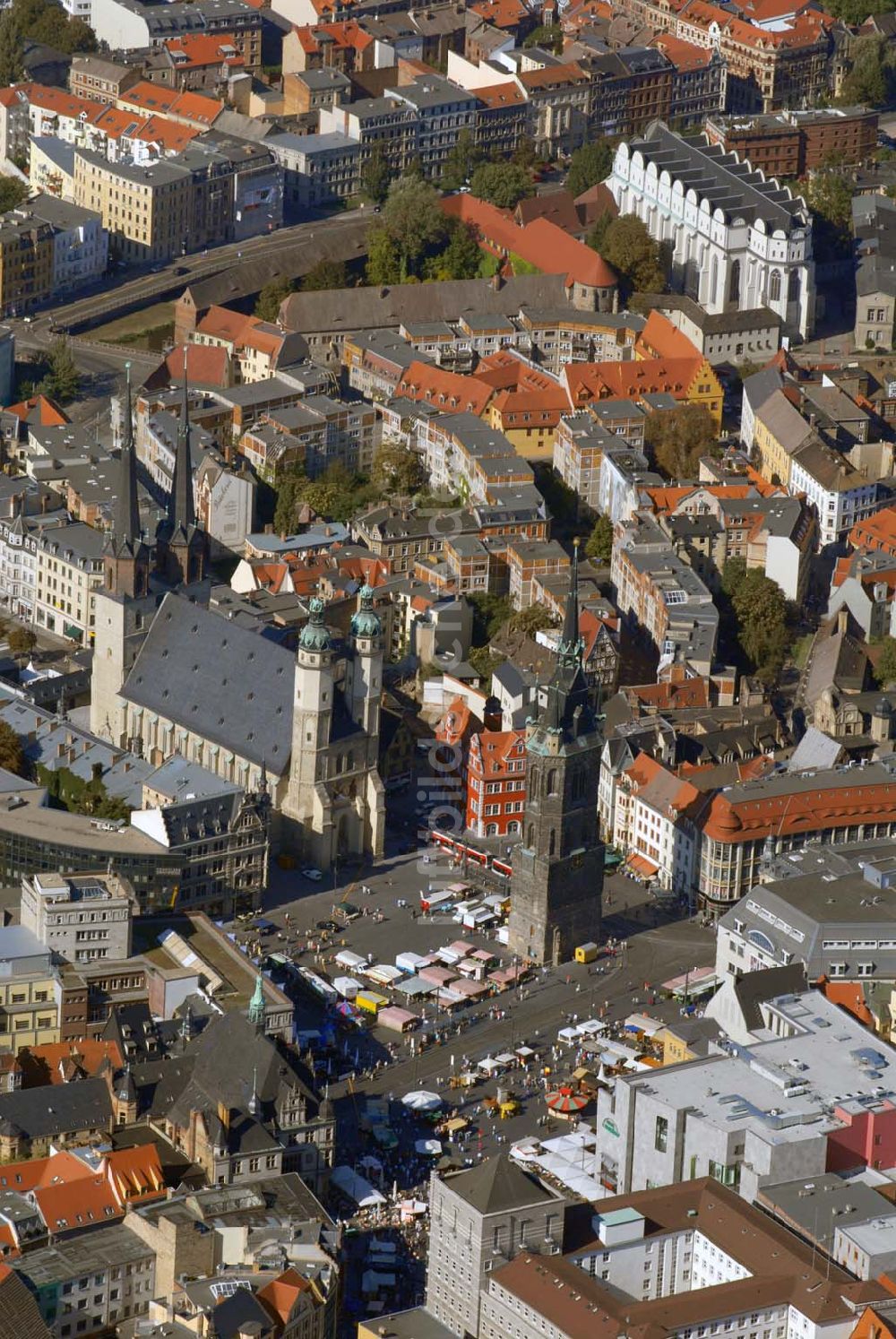 Halle von oben - Die Marktkirche bzw. Marienkirche und der Rote Turm in Halle