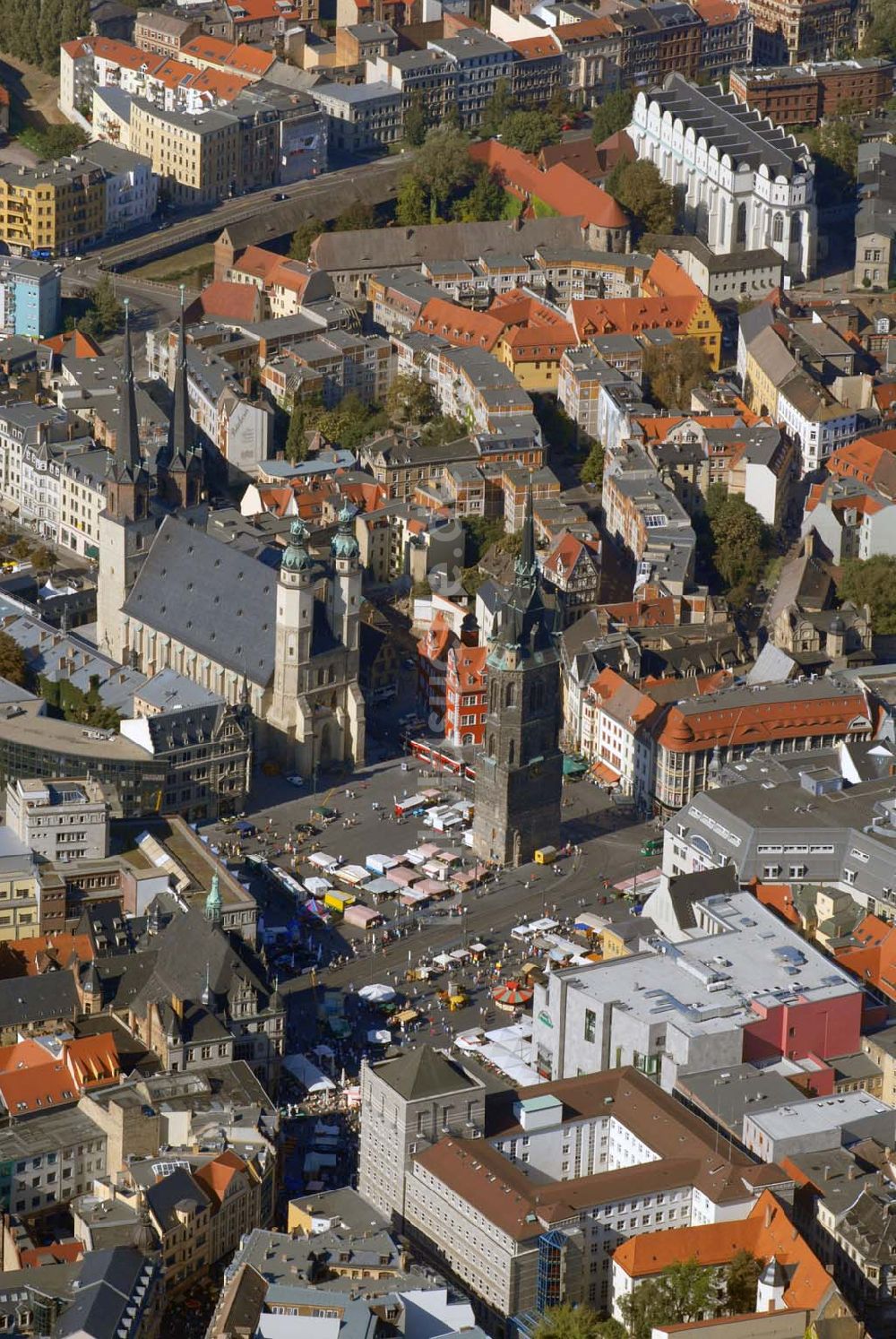 Halle aus der Vogelperspektive: Die Marktkirche bzw. Marienkirche und der Rote Turm in Halle