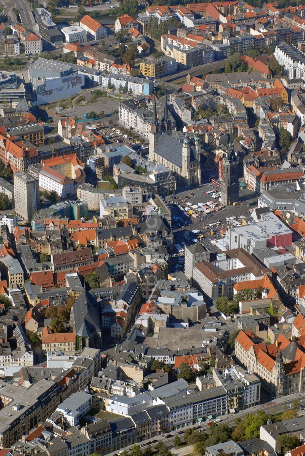 Luftbild Halle - Die Marktkirche bzw. Marienkirche und der Rote Turm in Halle