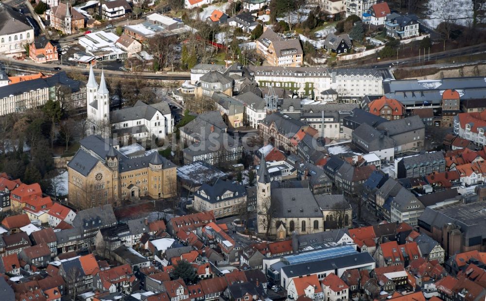 Luftbild Goslar - Die Marktkirche St. Cosmas und Damian im Zentrum der Altstadt von Goslar in Niedersachsen