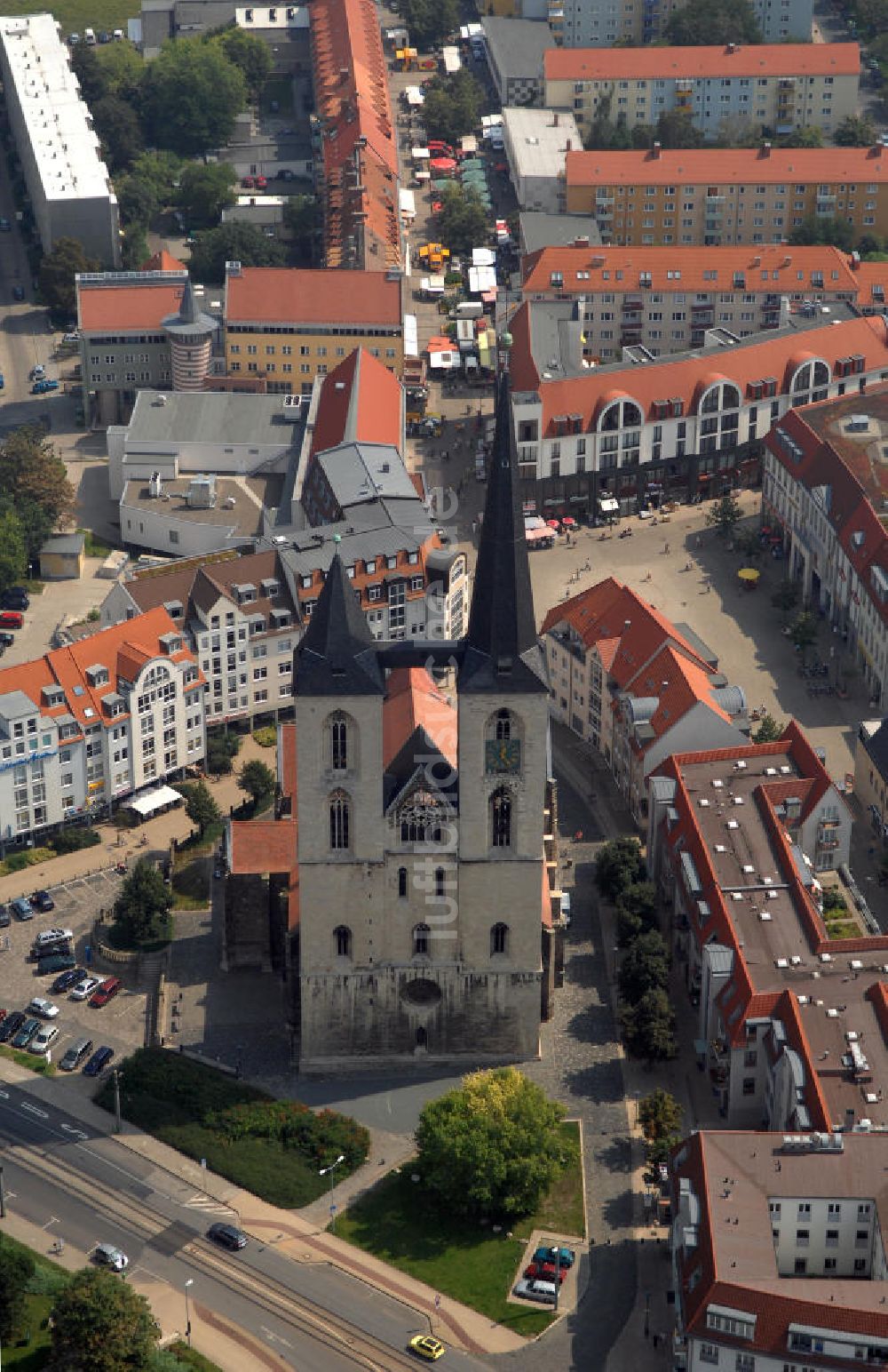 Halberstadt von oben - Die Martinikirche ist eine Kirche im gotischen Baustil im Zentrum von Halberstadt in Sachsen-Anhalt