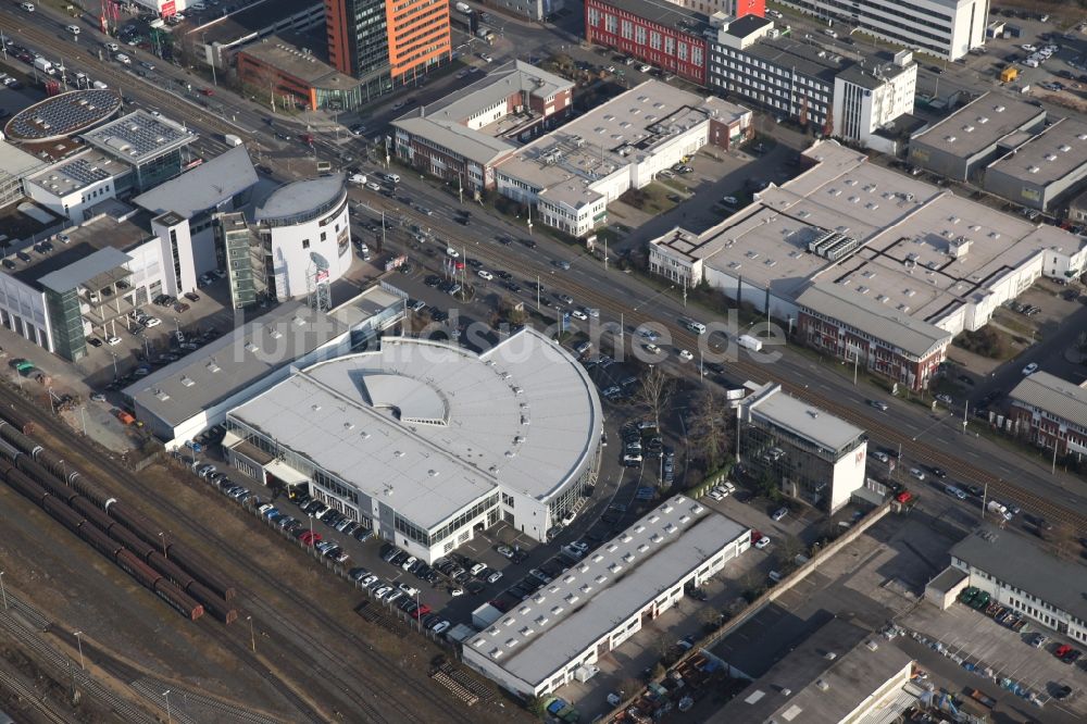 Frankfurt am Main von oben - Die Mercedes-Benz-Niederlassung im Gewerbegebiet an der Hanauer Landstraße in Frankfurt am Main im Bundesland Hessen