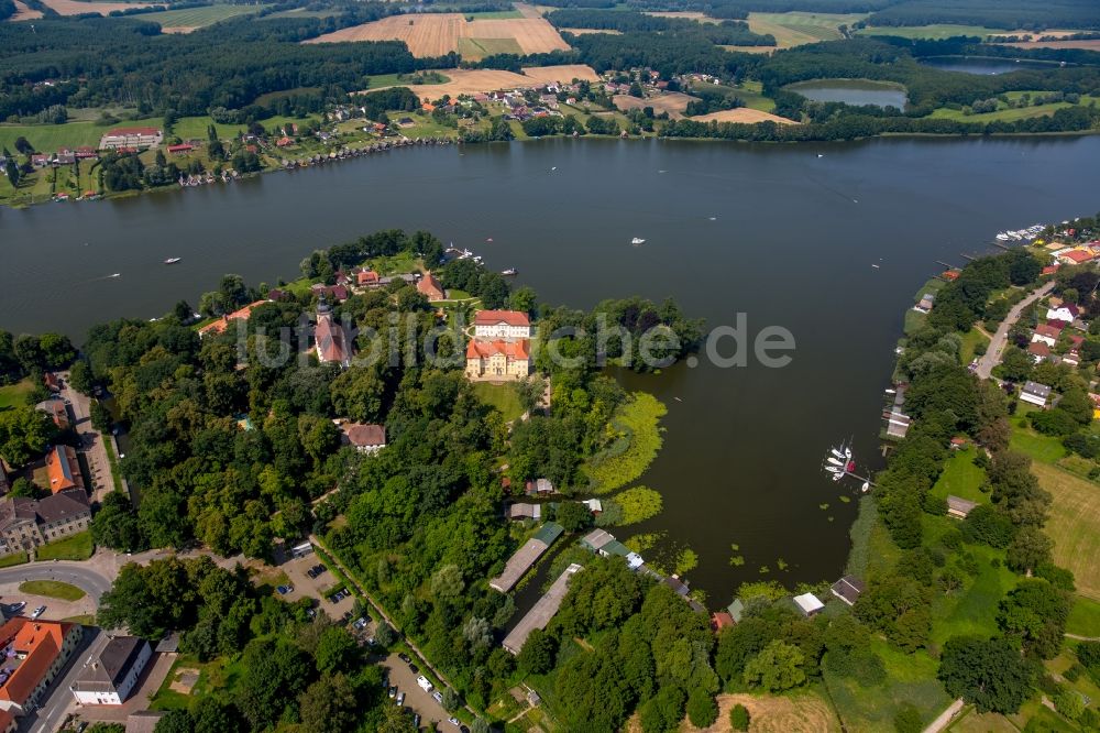 Mirow aus der Vogelperspektive: Die Mirower Schlossinsel mit ihrem Gebäudeensemble in Mirow im Bundesland Mecklenburg-Vorpommern