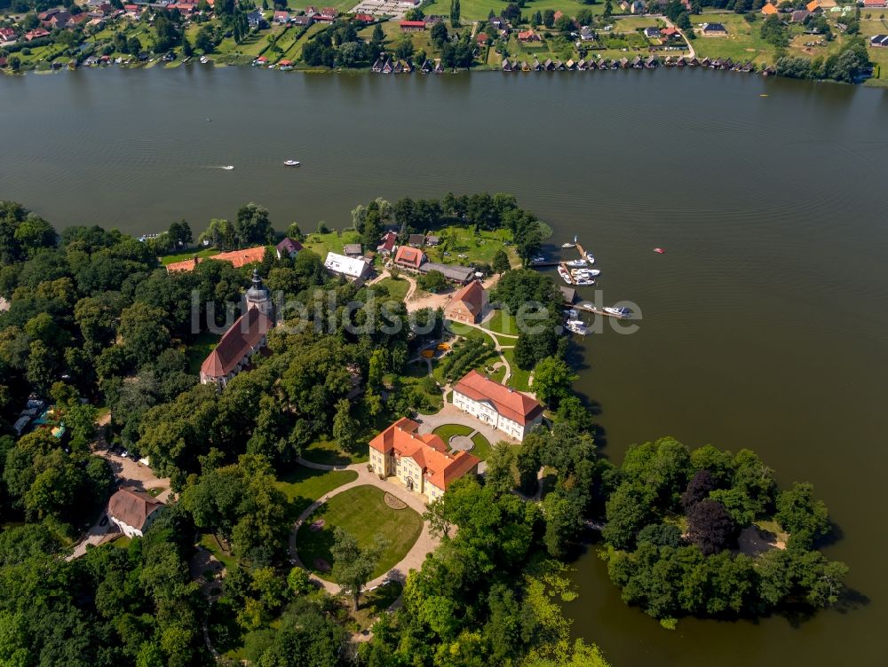 Mirow aus der Vogelperspektive: Die Mirower Schlossinsel mit ihrem Gebäudeensemble in Mirow im Bundesland Mecklenburg-Vorpommern