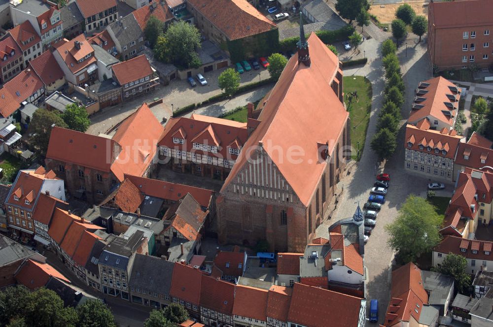 Luftaufnahme Salzwedel - Die Mönchskirche, als Franziskaner Klosterkirche errichtet, ist eine zweischiffige Hallenkirche, deren Baugeschichte bis in die Mitte des 13