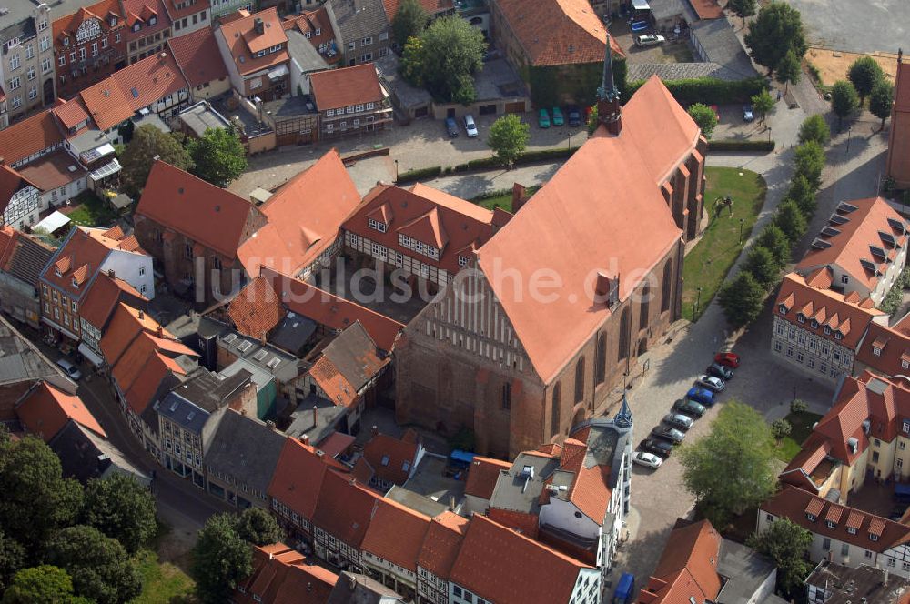 Salzwedel von oben - Die Mönchskirche, als Franziskaner Klosterkirche errichtet, ist eine zweischiffige Hallenkirche, deren Baugeschichte bis in die Mitte des 13