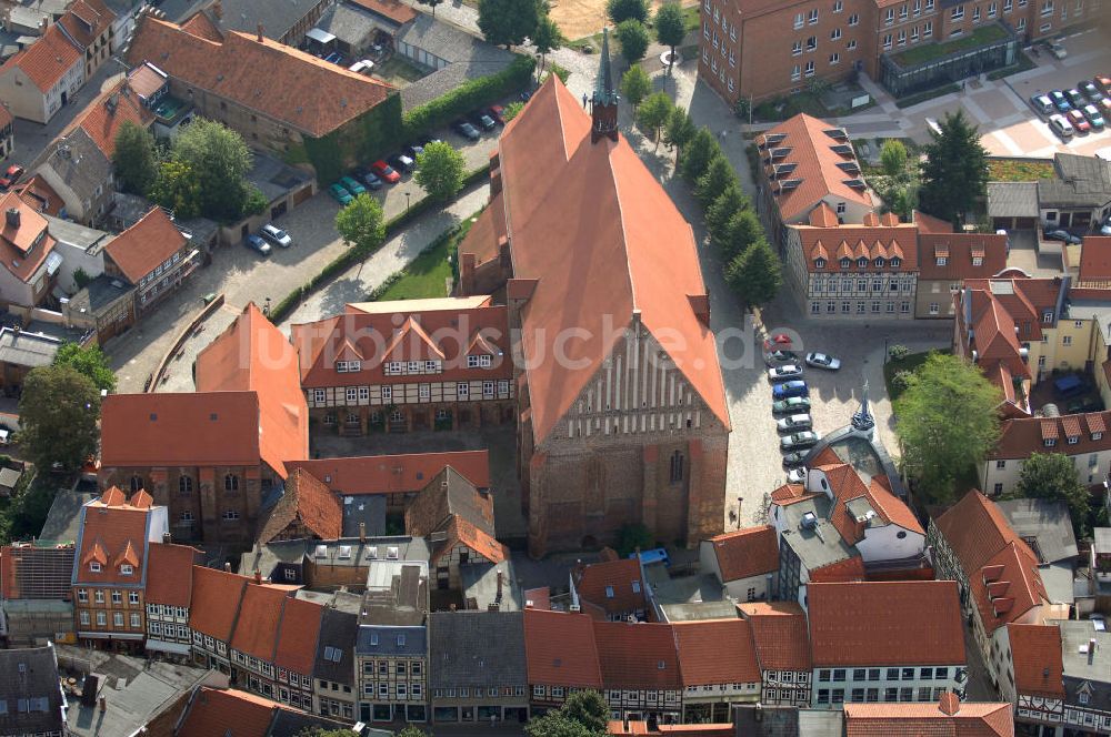 Salzwedel aus der Vogelperspektive: Die Mönchskirche, als Franziskaner Klosterkirche errichtet, ist eine zweischiffige Hallenkirche, deren Baugeschichte bis in die Mitte des 13