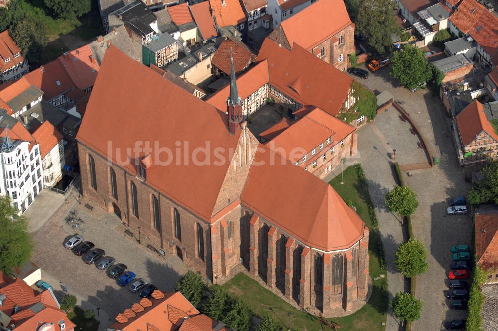 Luftaufnahme Salzwedel - Die Mönchskirche, als Franziskaner Klosterkirche errichtet, ist eine zweischiffige Hallenkirche, deren Baugeschichte bis in die Mitte des 13