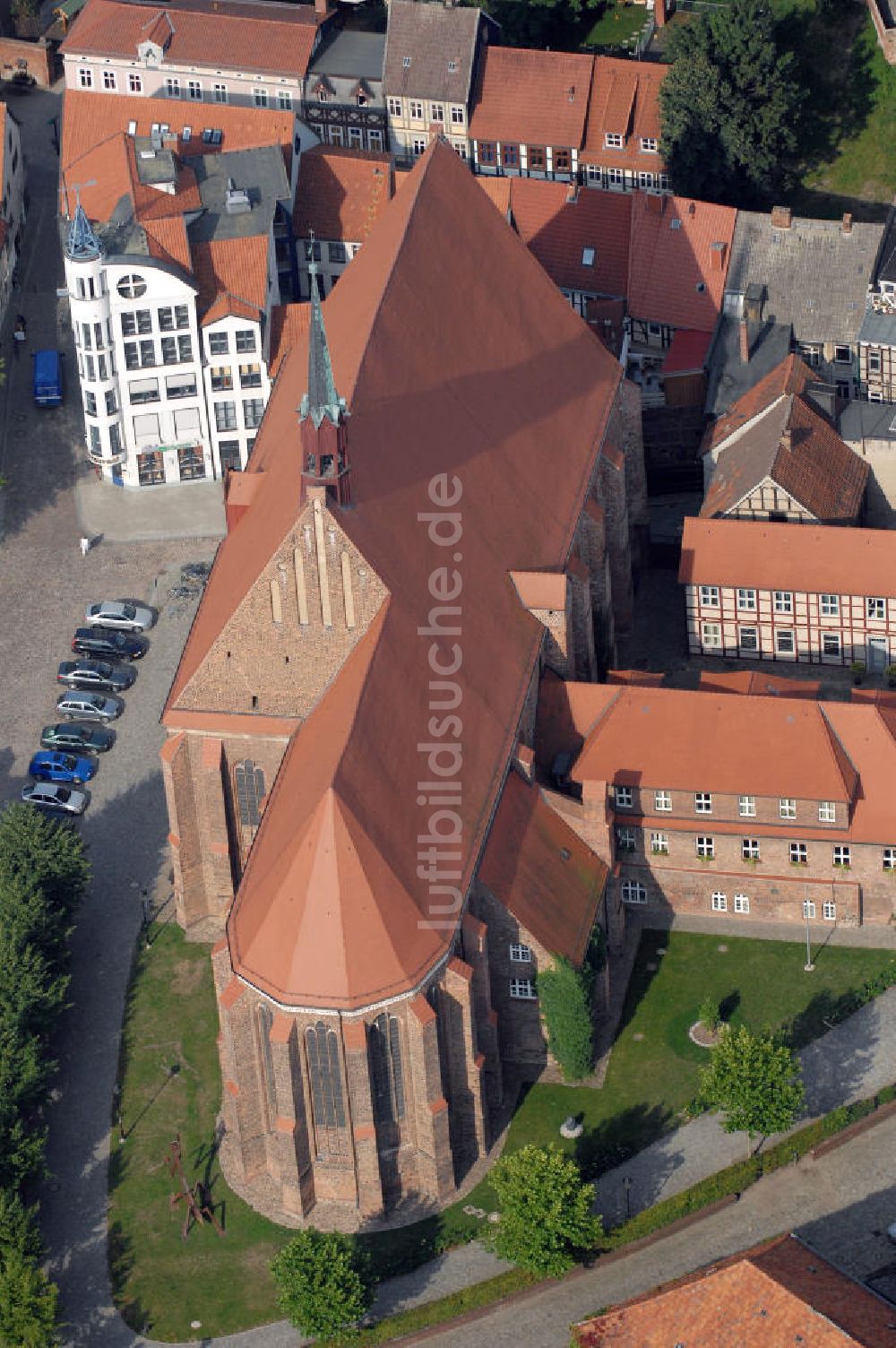 Salzwedel von oben - Die Mönchskirche, als Franziskaner Klosterkirche errichtet, ist eine zweischiffige Hallenkirche, deren Baugeschichte bis in die Mitte des 13