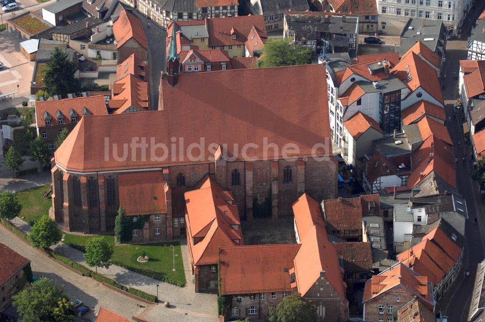 Salzwedel aus der Vogelperspektive: Die Mönchskirche, als Franziskaner Klosterkirche errichtet, ist eine zweischiffige Hallenkirche, deren Baugeschichte bis in die Mitte des 13