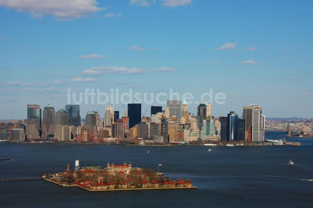 New York aus der Vogelperspektive: Die Museumsinsel Ellis Island vor dem Geschäftsviertel von Manhattan in New York