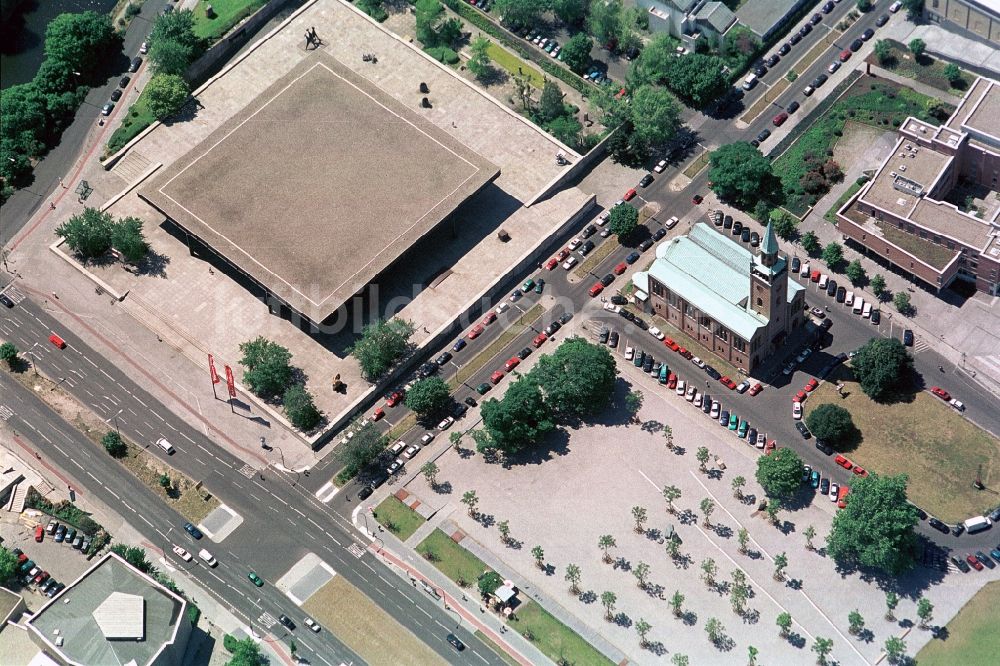 Berlin aus der Vogelperspektive: Die Neue Nationalgalerie und die St. Matthäuskirche in Berlin-Mitte