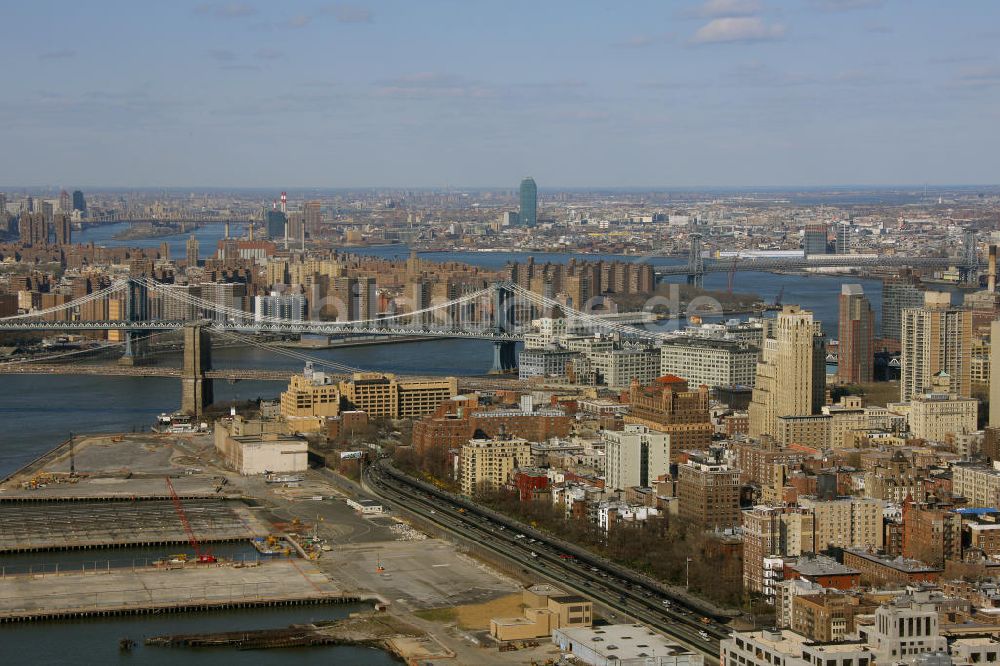 New York aus der Vogelperspektive: Die New Yorker Stadtteile Manhattan, Brooklyn und Queens mit dem East River