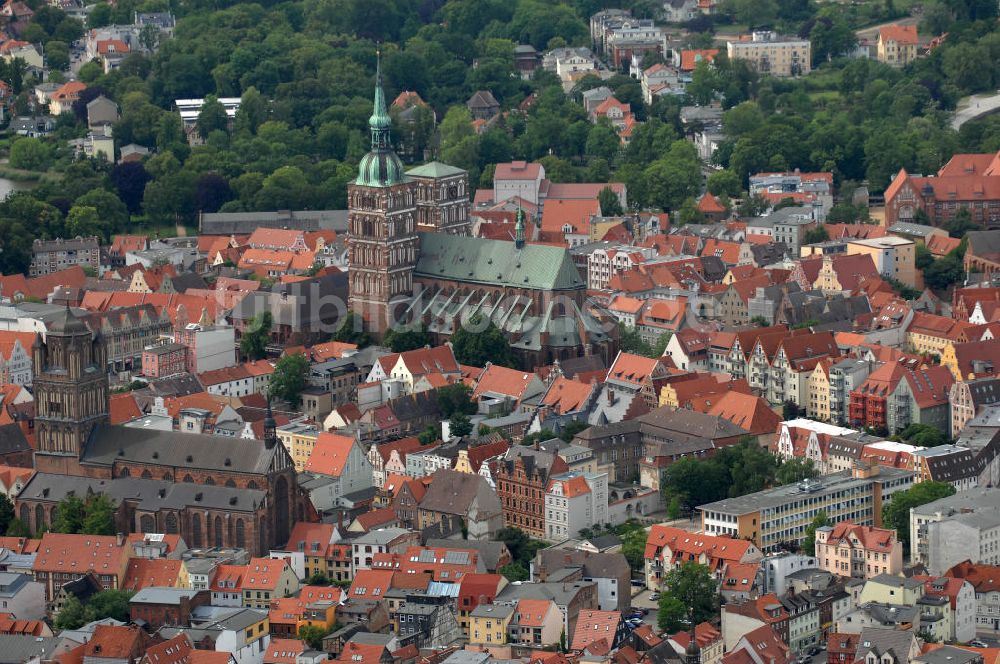 Luftbild Stralsund - Die St.-Nikolai-Kirche in Stralsund