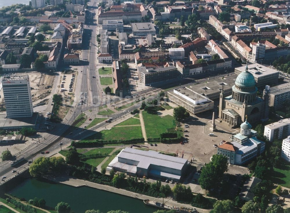 Potsdam aus der Vogelperspektive: Die Nikolaikirche ( rechts ) am Alter Markt in Potsdam im Bundesland Brandenburg