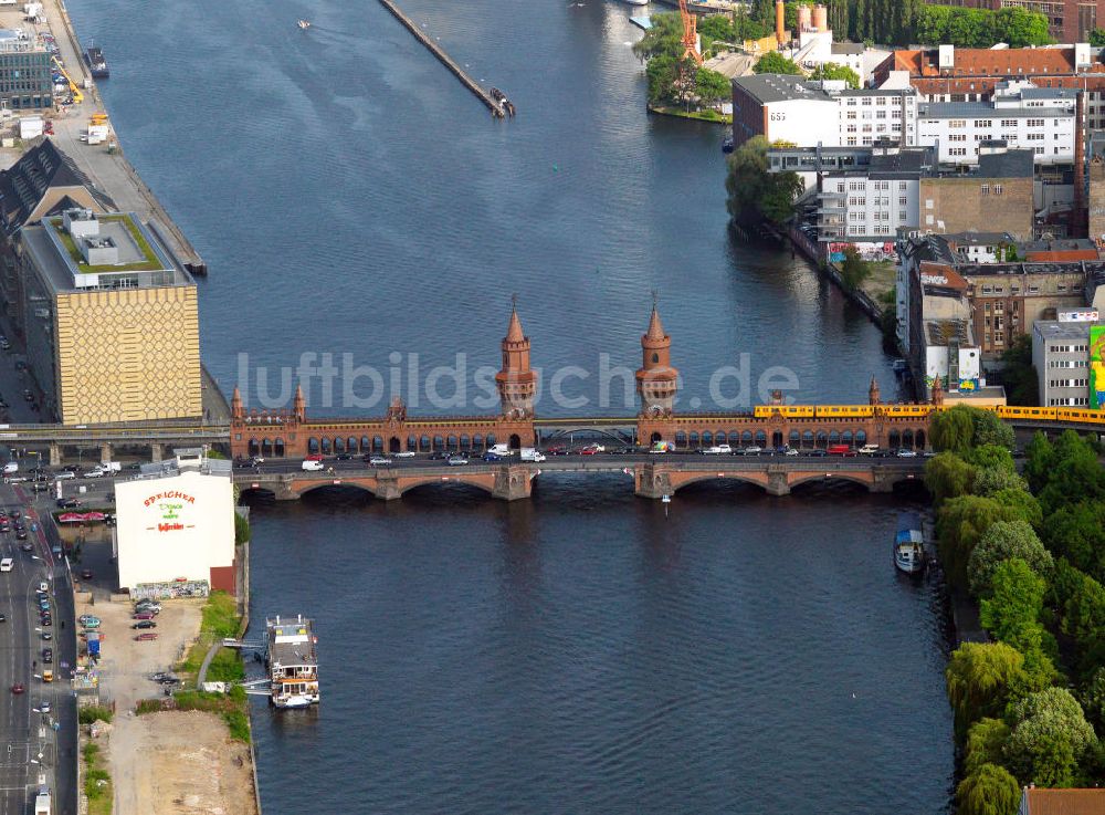 Berlin von oben - Die Oberbaumbrücke in Berlin zwischen den Ortsteilen Kreuzberg und Friedrichshain über der Spree