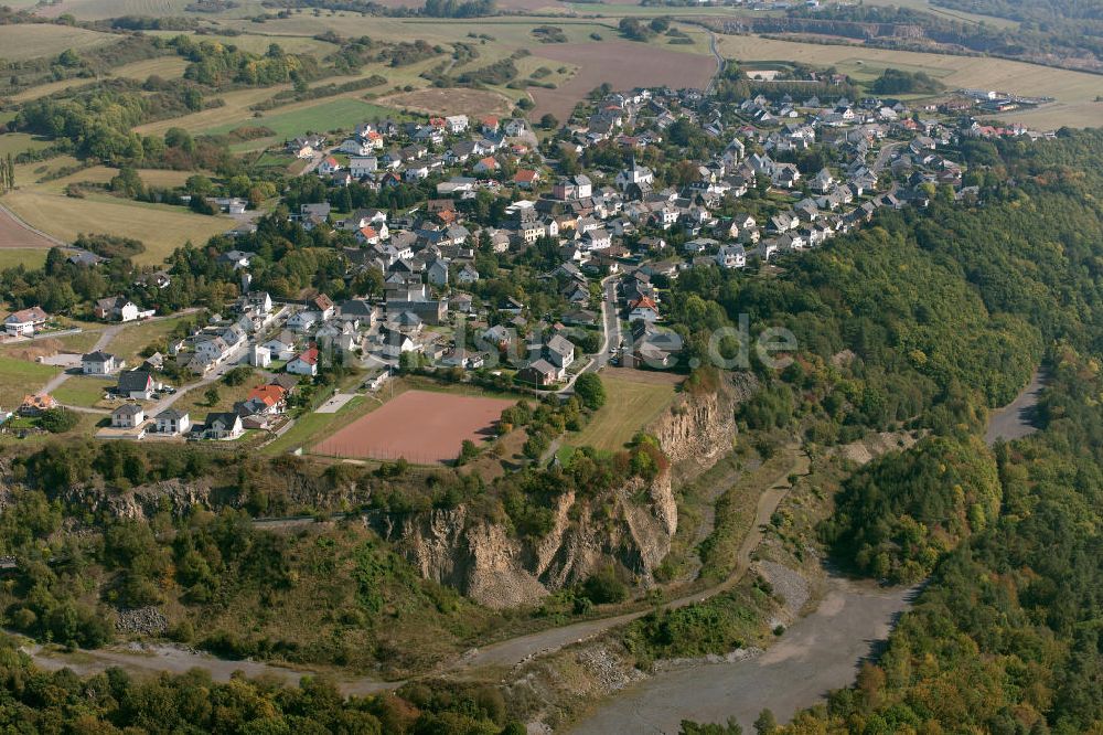 Mayen von oben - Die Ortsgemeinde Sankt Johann im Landkreis Mayen-Koblenz in Rheinland-Pfalz