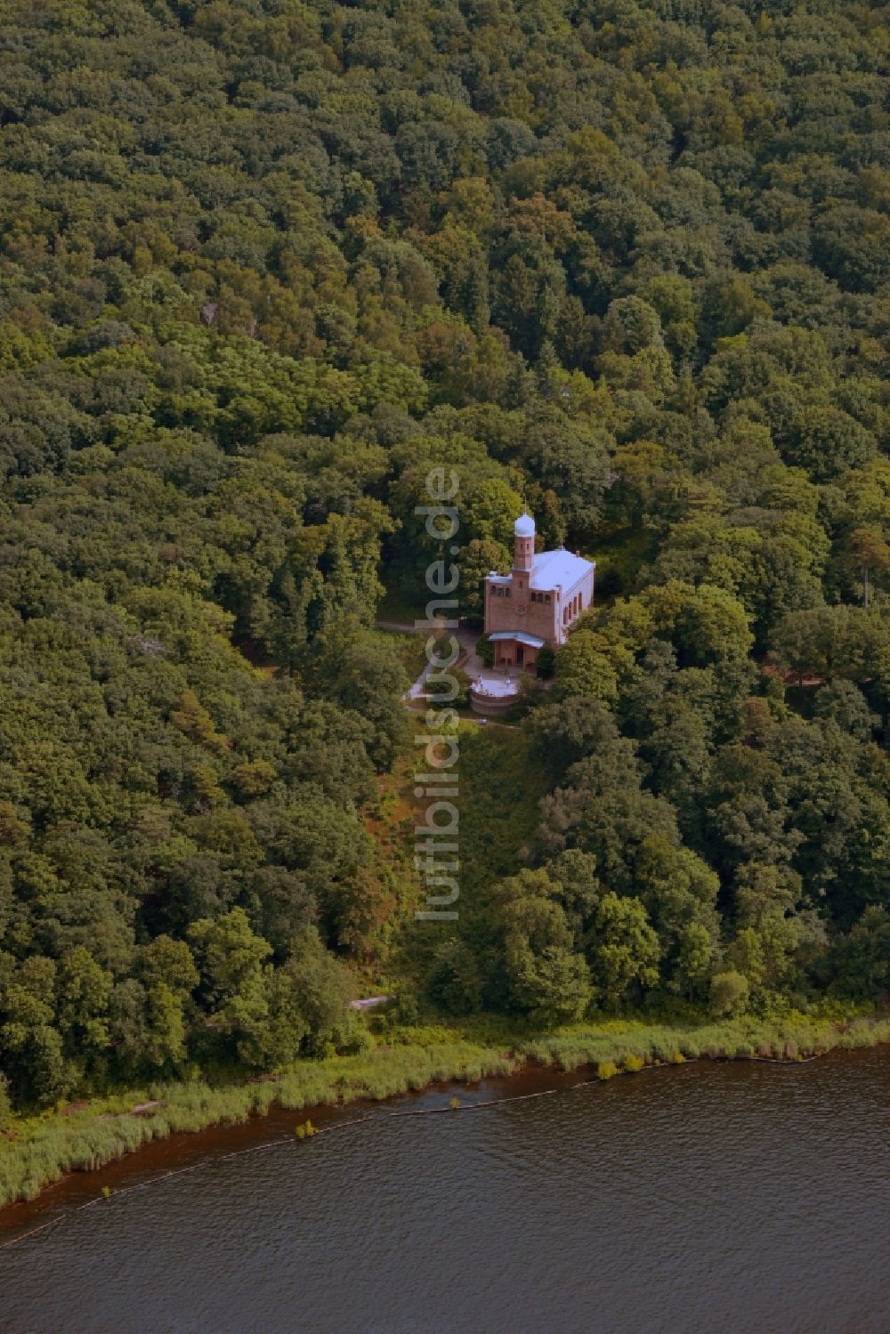 Berlin aus der Vogelperspektive: Die St. Peter und Paul Kirche auf Nikolskoe im Ortsteil Wannsee im Bezirk Steglitz-Zehlendorf in Berlin im Bundesland Brandenburg