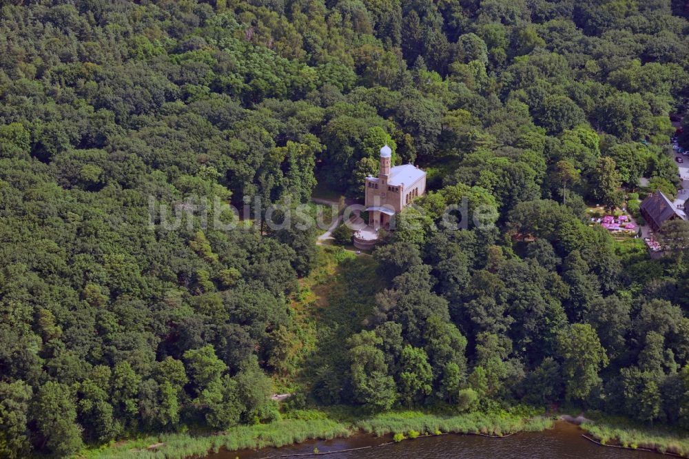 Luftaufnahme Berlin - Die St. Peter und Paul Kirche auf Nikolskoe im Ortsteil Wannsee im Bezirk Steglitz-Zehlendorf in Berlin im Bundesland Brandenburg