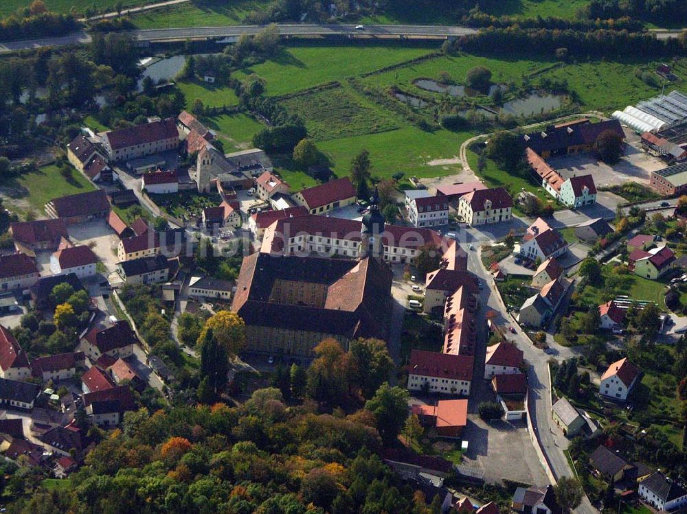 Burglengenfeld / Bayern aus der Vogelperspektive: Die Pfarrerkirche St. Vitus in Burglengenfeld 08.10.2005