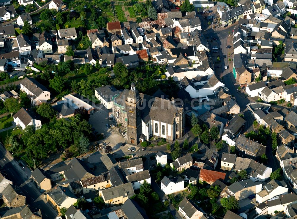 Luftaufnahme Kruft - Die Pfarrkirche St. Dionysius in Kruft im Bundesland Rheinland-Pfalz