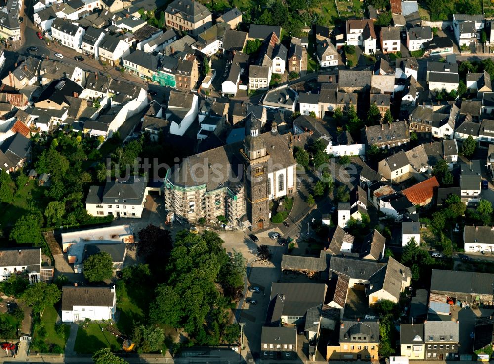 Kruft von oben - Die Pfarrkirche St. Dionysius in Kruft im Bundesland Rheinland-Pfalz