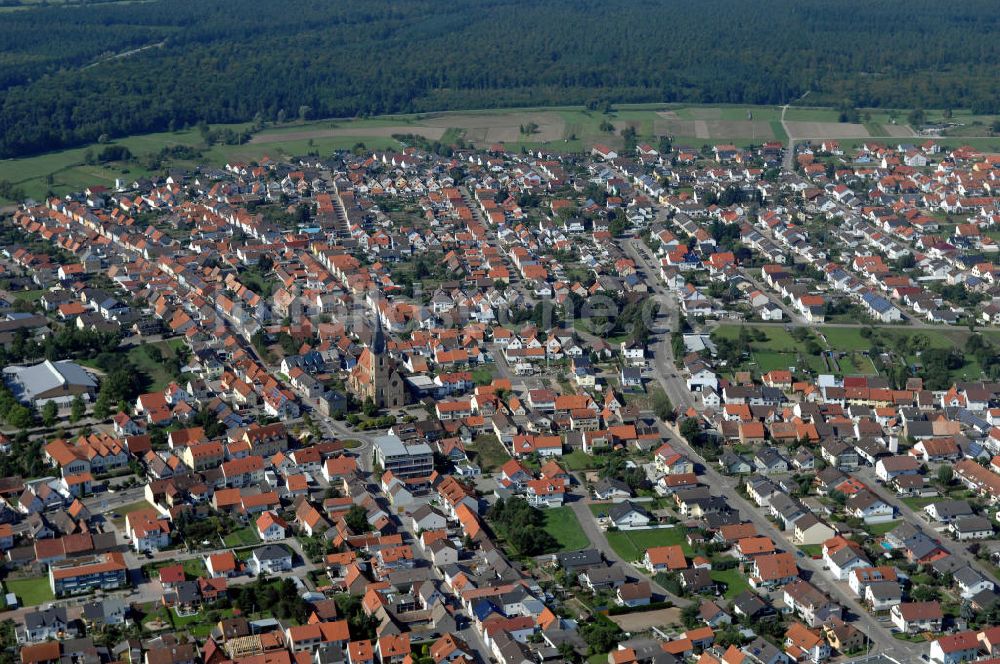 HAMBRÜCKEN aus der Vogelperspektive: Die Pfarrkirche Hambrücken und das Wohngebiet entlang der Kirchstraße und der Rheinstraße