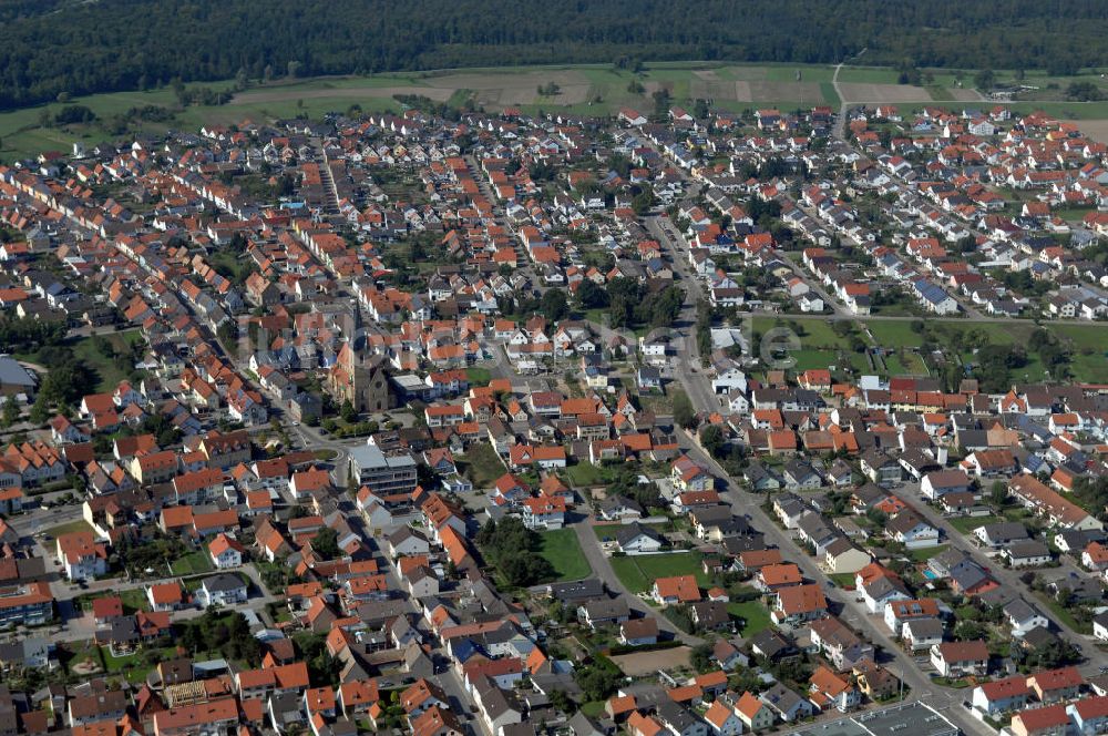 Luftbild HAMBRÜCKEN - Die Pfarrkirche Hambrücken und das Wohngebiet entlang der Kirchstraße und der Rheinstraße