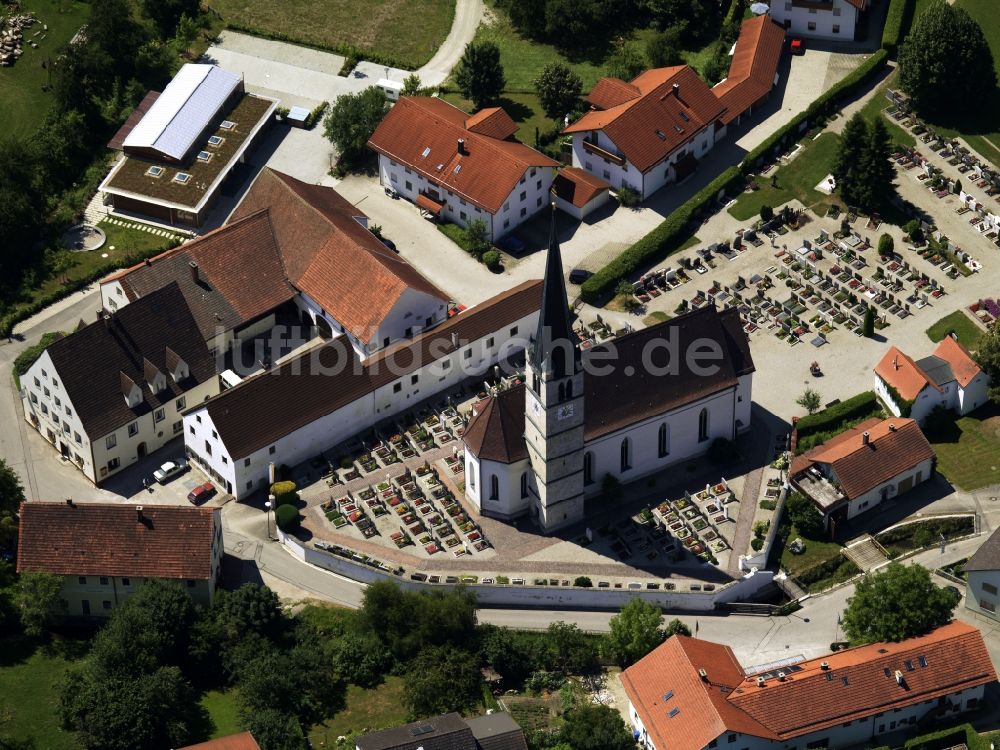 Luftbild Aschau - Die Pfarrkirche Mariä Himmelfahrt in Aschau in Bayern