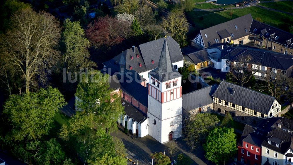 Königswinter von oben - Die Pfarrkirche St. Pankratius in Oberpleis im Bundesland Nordrhein-Westfalen, Deutschland