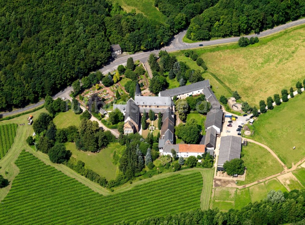 Langerwehe aus der Vogelperspektive: Die Pfarrkirche St.Katharina in Langerwehe im Bundesland Nordrhein-Westfalen