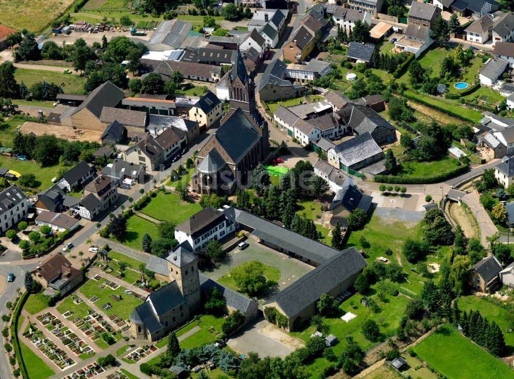 Luftaufnahme Wallersheim - Die Pfarrkirche St.Nikolaus in Wallersheim im Bundesland Rheinland-Pfalz