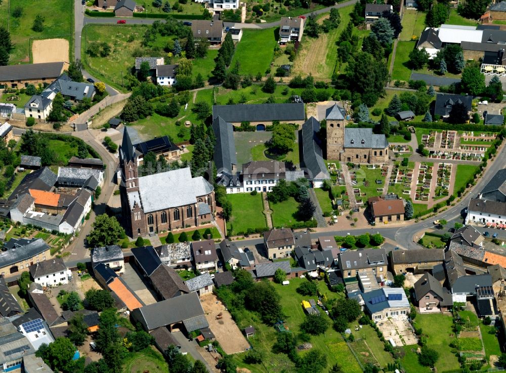 Wallersheim von oben - Die Pfarrkirche St.Nikolaus in Wallersheim im Bundesland Rheinland-Pfalz