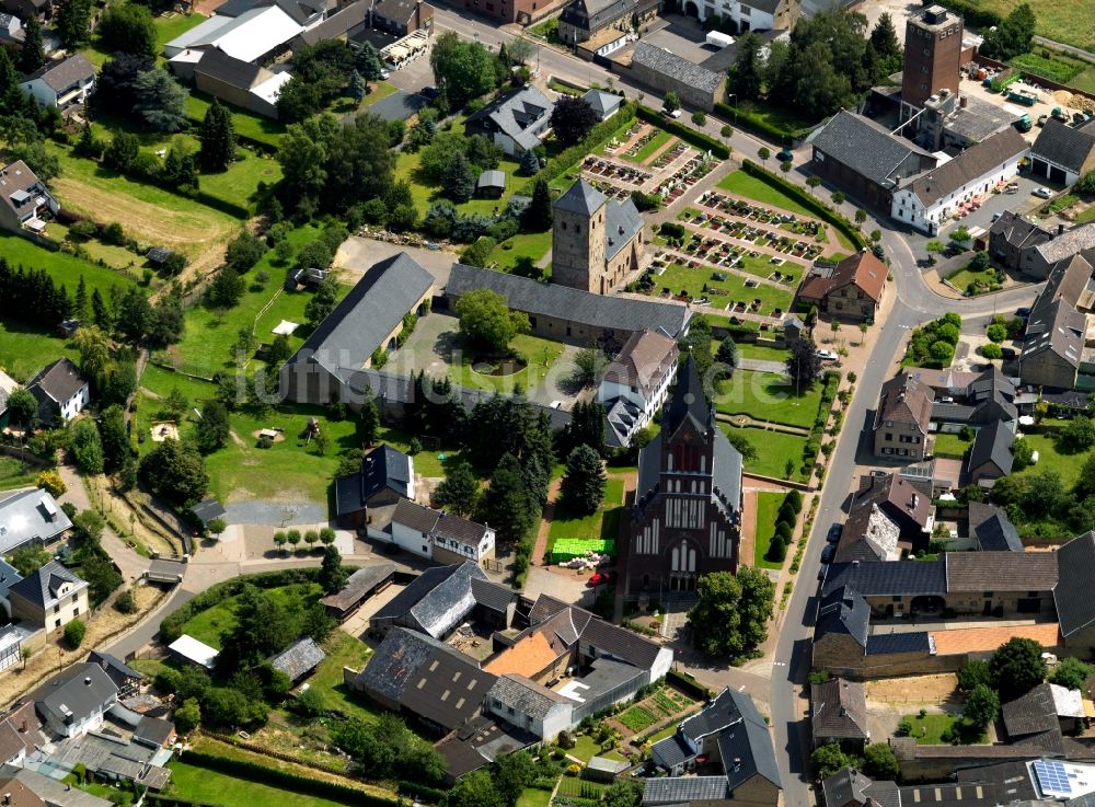 Luftaufnahme Wallersheim - Die Pfarrkirche St.Nikolaus in Wallersheim im Bundesland Rheinland-Pfalz