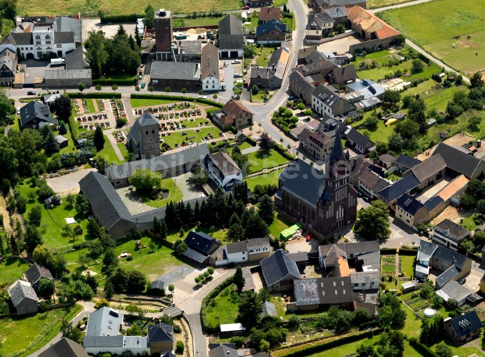 Wallersheim von oben - Die Pfarrkirche St.Nikolaus in Wallersheim im Bundesland Rheinland-Pfalz