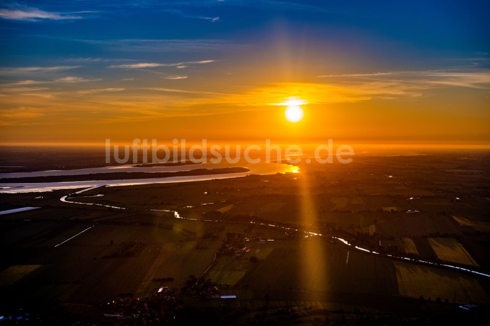 Luftbild Haselau - Die Pinnau in Haselau im Sonnenuntergang im Bundesland Schleswig-Holstein, Deutschland