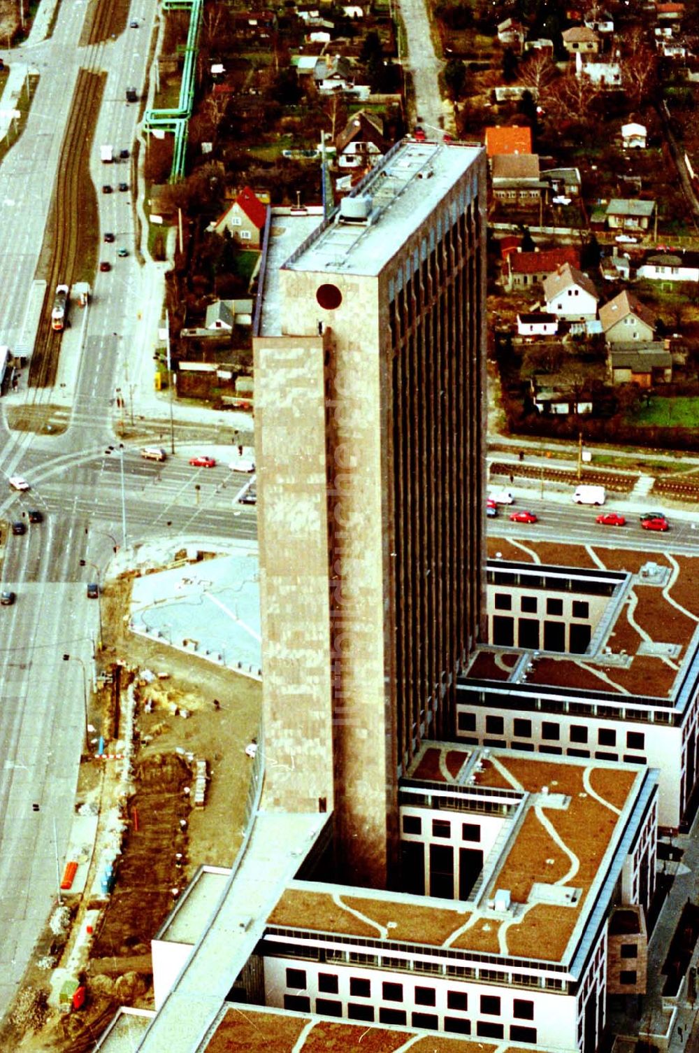 Luftaufnahme Berlin - 12.02.1995 die Pyramide Marzahn Rhinstraße