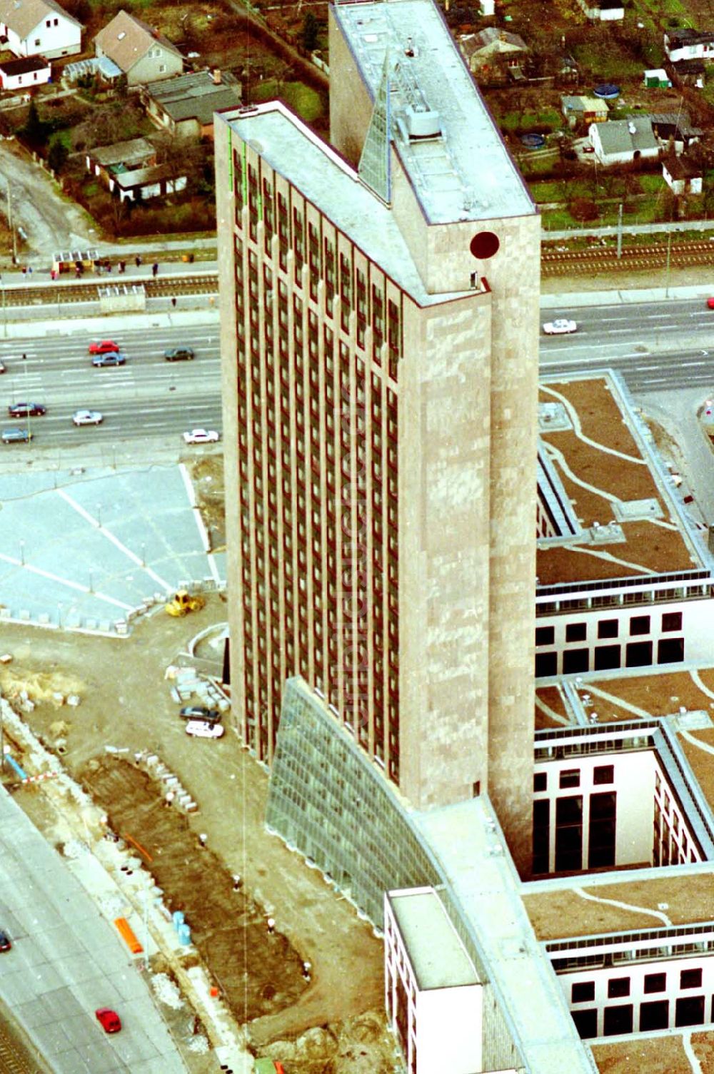 Berlin von oben - 12.02.1995 die Pyramide Marzahn Rhinstraße