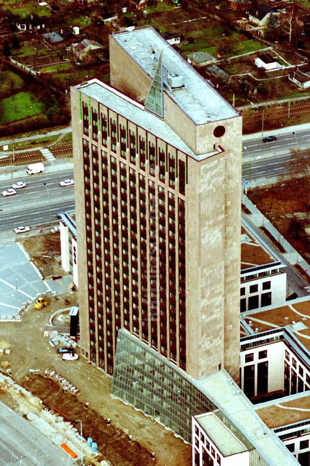 Luftaufnahme Berlin - 12.02.1995 die Pyramide Marzahn Rhinstraße