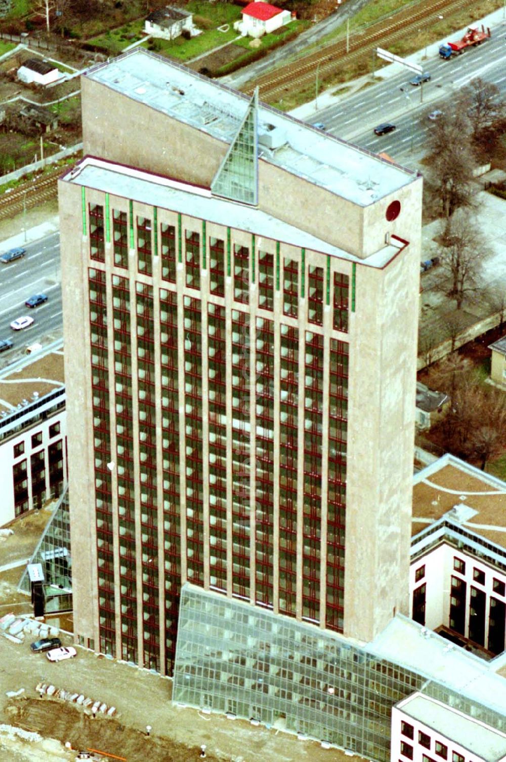 Luftaufnahme Berlin - 12.02.1995 die Pyramide Marzahn Rhinstraße