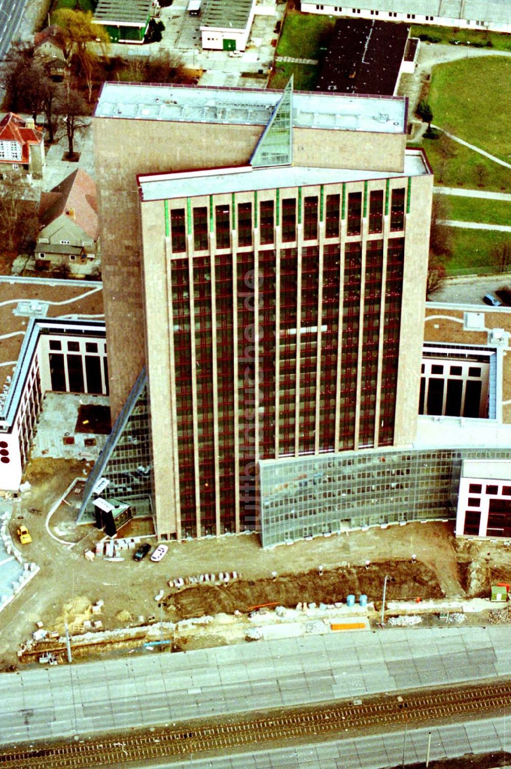 Luftaufnahme Berlin - 12.02.1995 die Pyramide Marzahn Rhinstraße