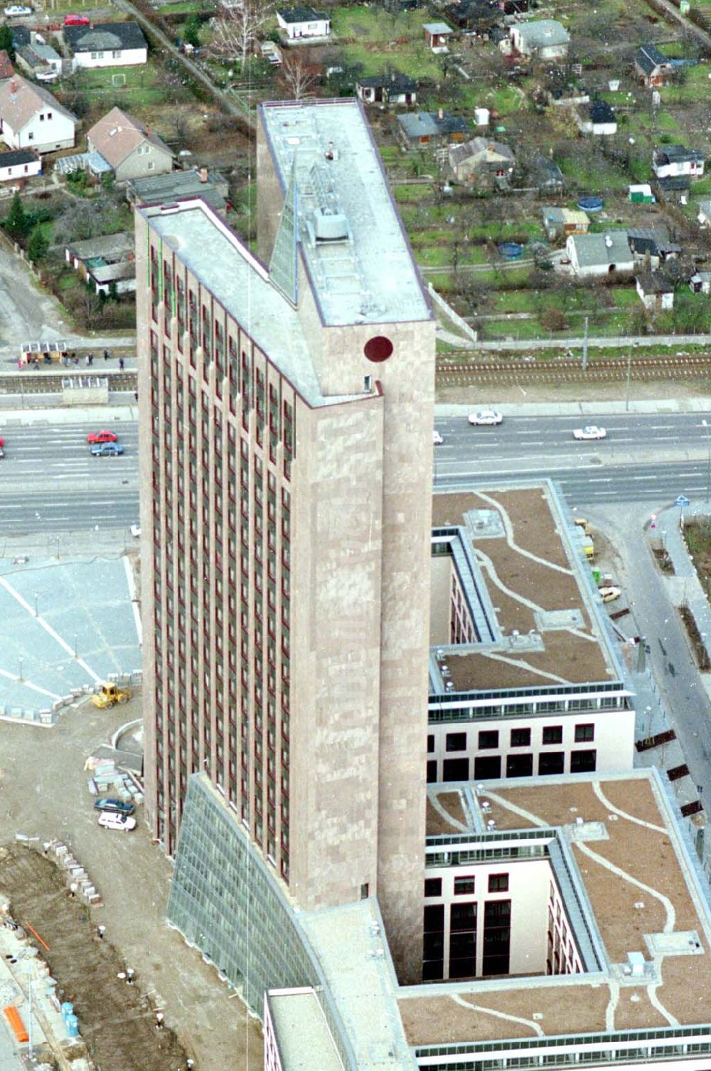 Berlin von oben - 12.02.1995 die Pyramide Marzahn Rhinstraße