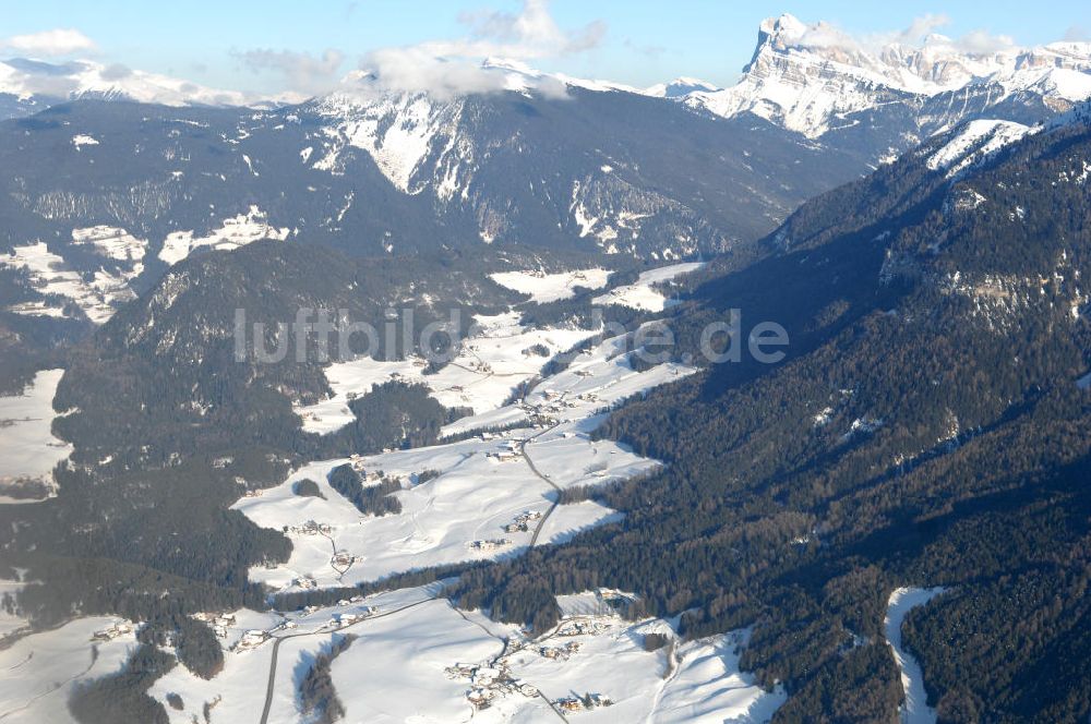 Sankt Ulrich von oben - Die Raschötz (Resciesa) hinter St. Ulrich in Gröden (Ortisei) und Kastelruth (Castelrotto) in Italien