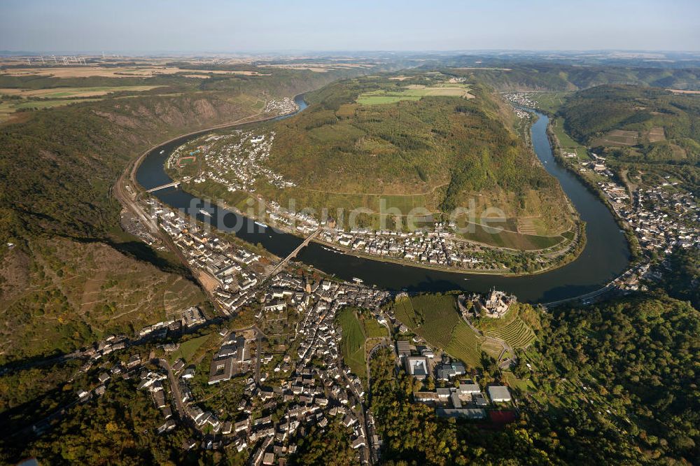 Cochem aus der Vogelperspektive: Die Reichsburg Cochem am Mosellauf in Rheinland-Pfalz