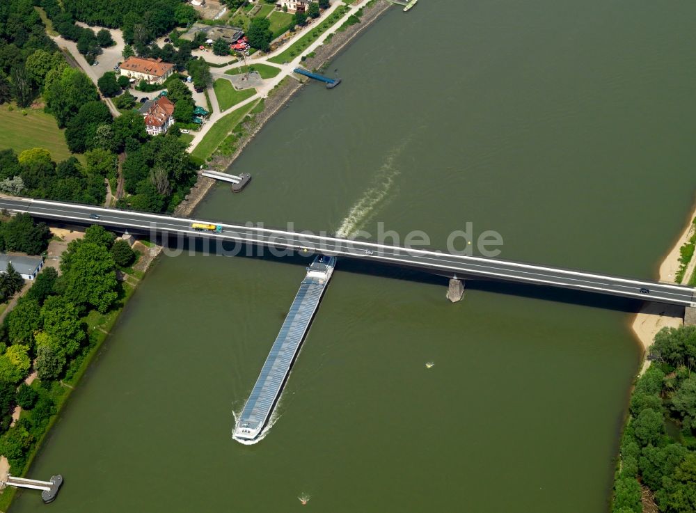 Speyer aus der Vogelperspektive: Die Rheinbrücke und die Bundesstraße 39 über dem Rhein in Speyer im Bundesland Rheinland-Pfalz