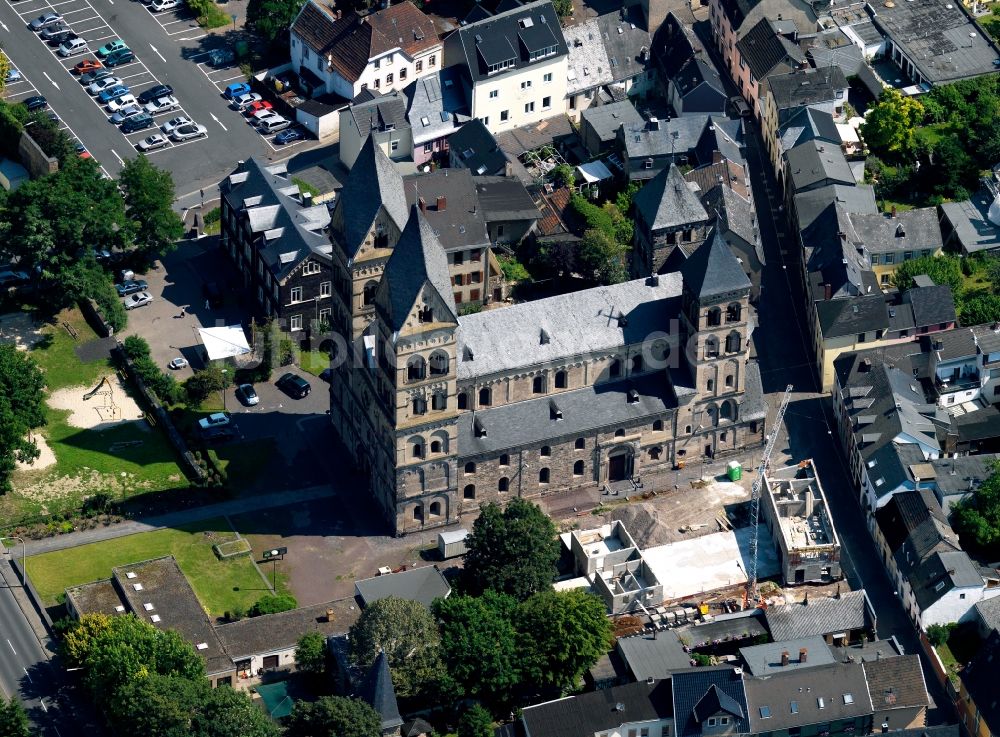 Luftaufnahme Andernach - Die römisch-katholische Pfarrkirche Maria Himmelfahrt in Andernach im Bundesland Rheinland-Pfalz