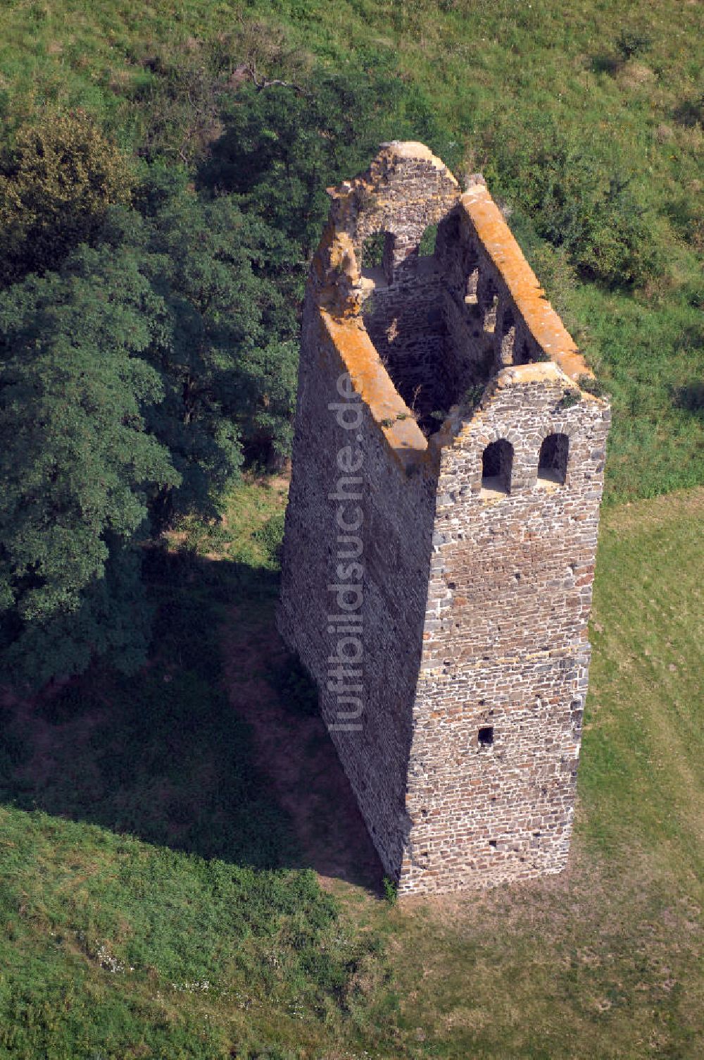Hundisburg aus der Vogelperspektive: Die Ruine an der Strasse der Romanik besteht aus Bruchsteinmauerwerk und besitzt heute kein Dach mehr